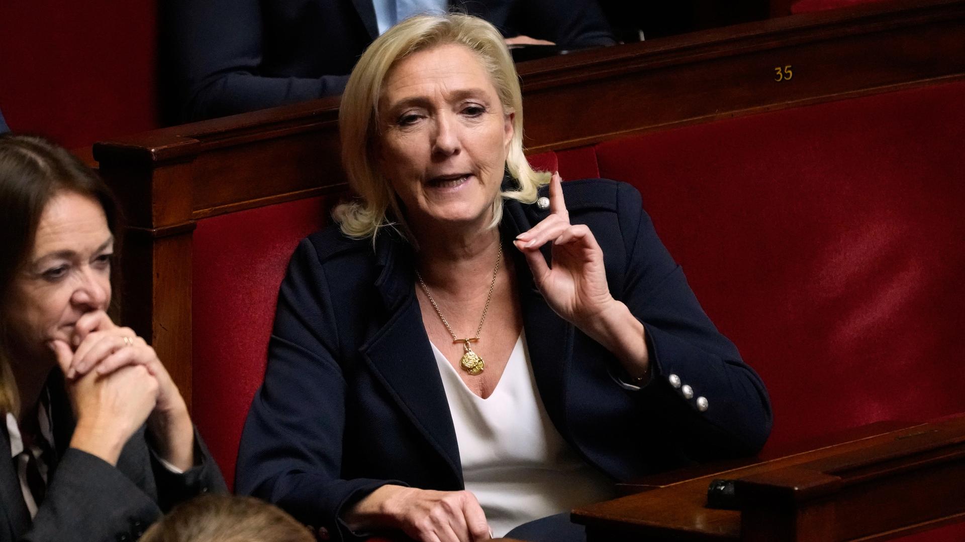 Die französische Rechtsextremistin Marine Le Pen gestikuliert während der Fragestunde zur Regierungssitzung in der Nationalversammlung. 