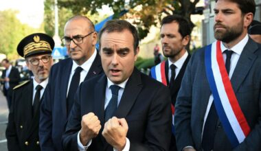 Der französische Premierminister Sébastien Lecornu ballt die Fäuste. An seiner Seite stehen mehrere Abgeordneten nach einem Besuch einer Polizeistation bei Paris.