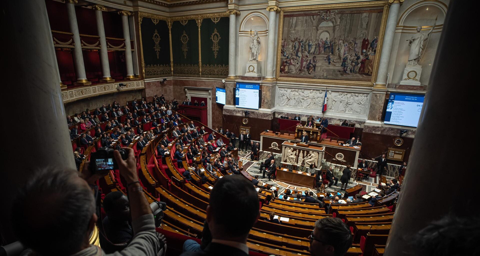 Marine Le Pen, Fraktionsvorsitzende des Rassemblement National (RN), hält vor einem Misstrauensvotum in der Nationalversammlung eine Rede.