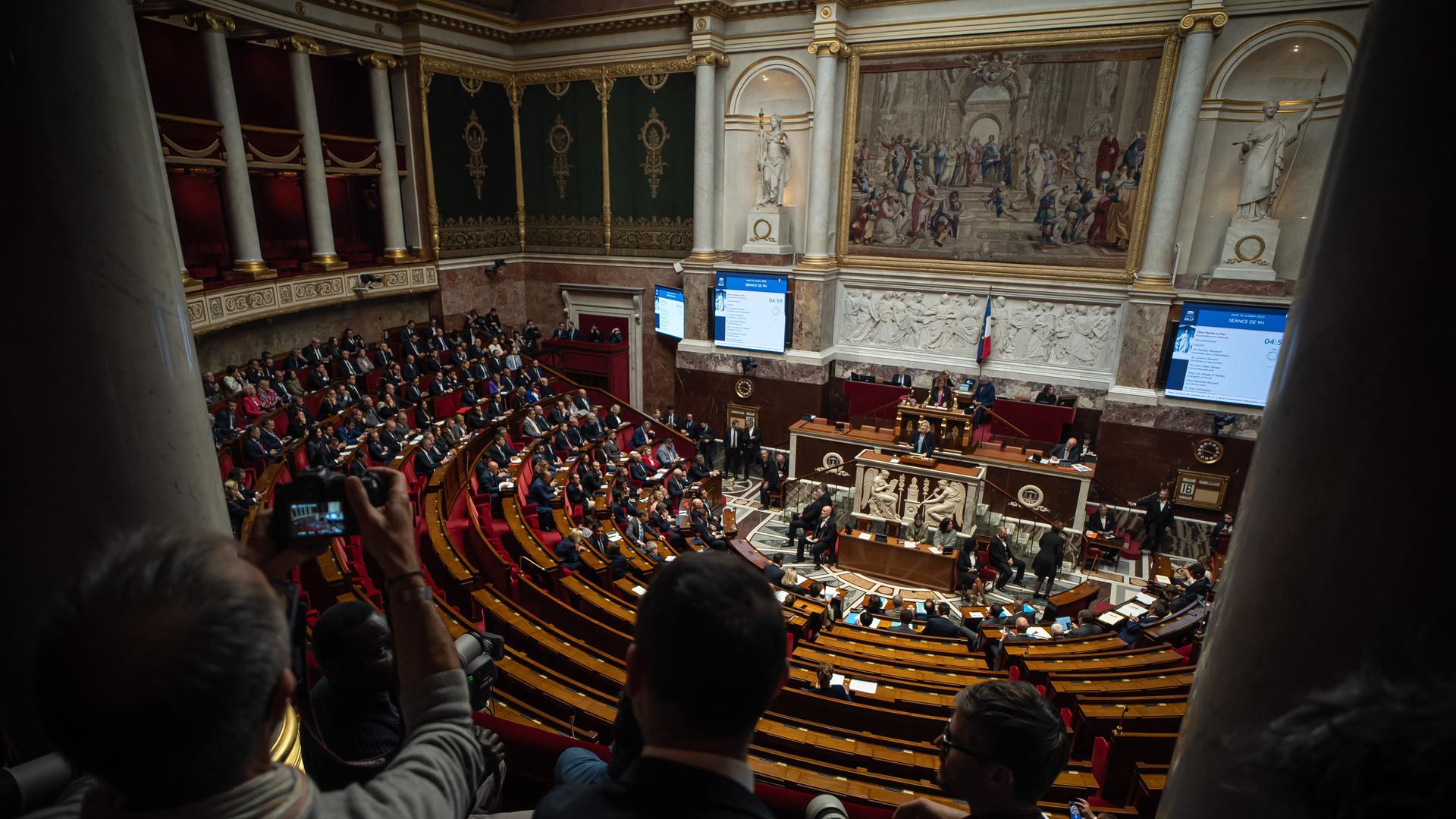 Marine Le Pen, Fraktionsvorsitzende des Rassemblement National (RN), hält vor einem Misstrauensvotum in der Nationalversammlung eine Rede. 