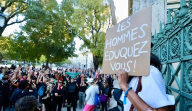 Demonstration einer feministischen Gruppe zur Unterstützung von Gisèle Pelicot am Rande des Berufungsprozesses im Fall der Vergewaltigung von Mazan im Gerichtsgebäude von Nîmes am 07.10.2025