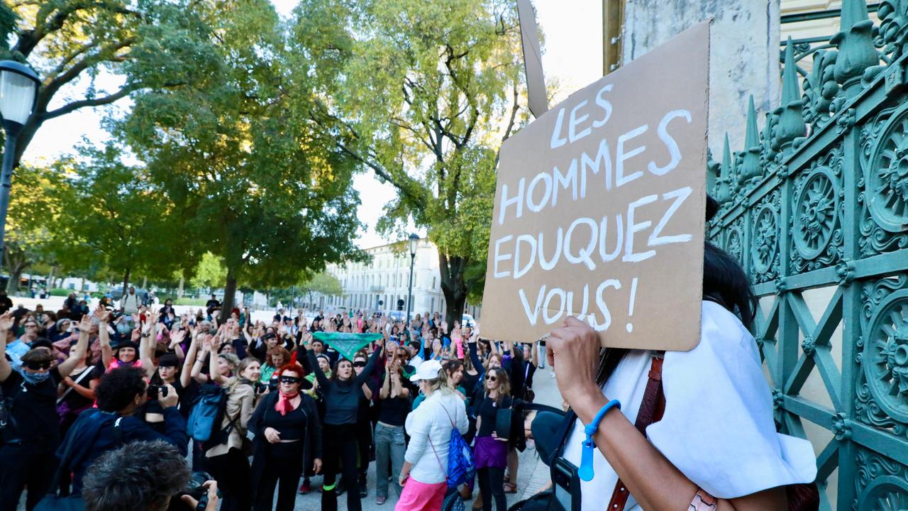 Demonstration einer feministischen Gruppe zur Unterstützung von Gisèle Pelicot am Rande des Berufungsprozesses im Fall der Vergewaltigung von Mazan im Gerichtsgebäude von Nîmes am 07.10.2025