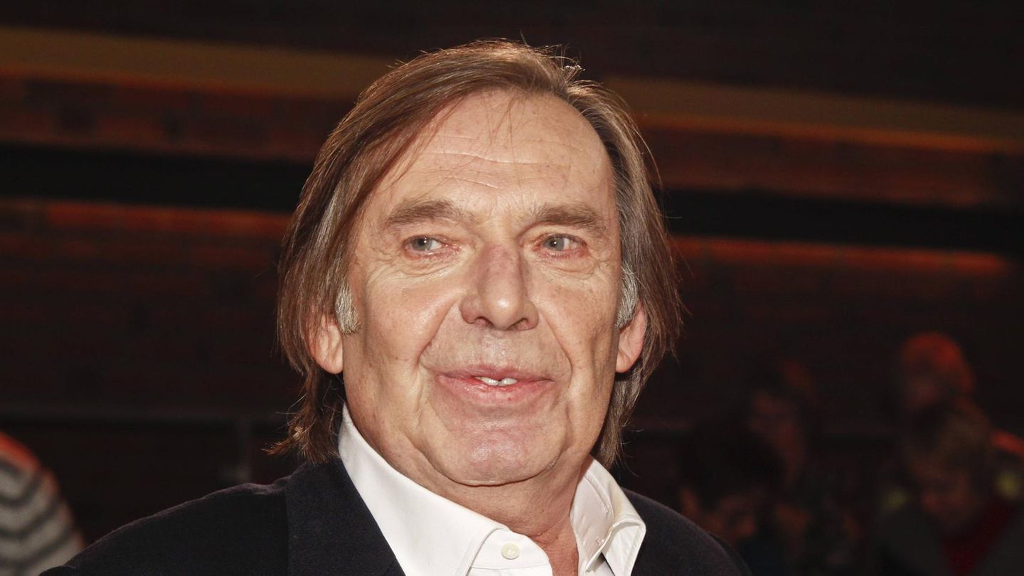 Der Journalist und Kolumnist starb am 7. Oktober im Alter von 82 Jahren. Mit seiner Kolumne "Post von Wagner" in der "Bild"-Zeitung zählte er über viele Jahrzehnte zu den bekanntesten deutschen Kolumnisten. Geboren wurde Wagner als Lehrerkind am 7. August 1943 im heutigen Tschechien. Seine Mutter flüchtete mit ihm und seinem Bruder. Der Vater war im Krieg. Wagner wuchs in Regensburg auf, absolvierte ein Volontariat bei der "Nürnberger Zeitung" und arbeitete später als Reporter in München für "Bild"
