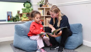 Das Vereinigte Königreich erinnert an £2000 für die Kinderbetreuung: Wer kann erhalten