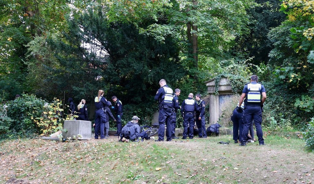 Hamburg: Großeinsatz auf Friedhof – Drogen in Erdlöchern entdeckt