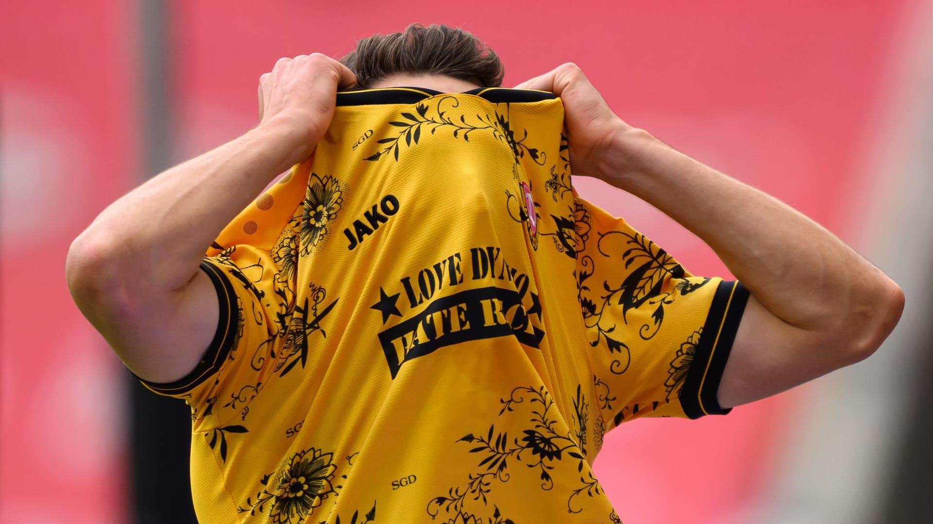 Frust pur: Konrad Faber zieht sich nach der erneuten Heimpleite von Dynamo Dresden das Trikot über den Kopf. Frust pur: Konrad Faber zieht sich nach der erneuten Heimpleite von Dynamo Dresden das Trikot über den Kopf.