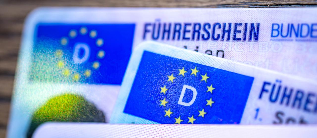 Führerscheine im europäischen Scheckkartenformat. | dpa Führerscheine im europäischen Scheckkartenformat.