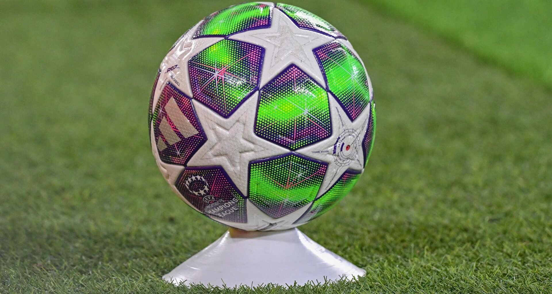 Ball in der Fußball Champions League der Frauen