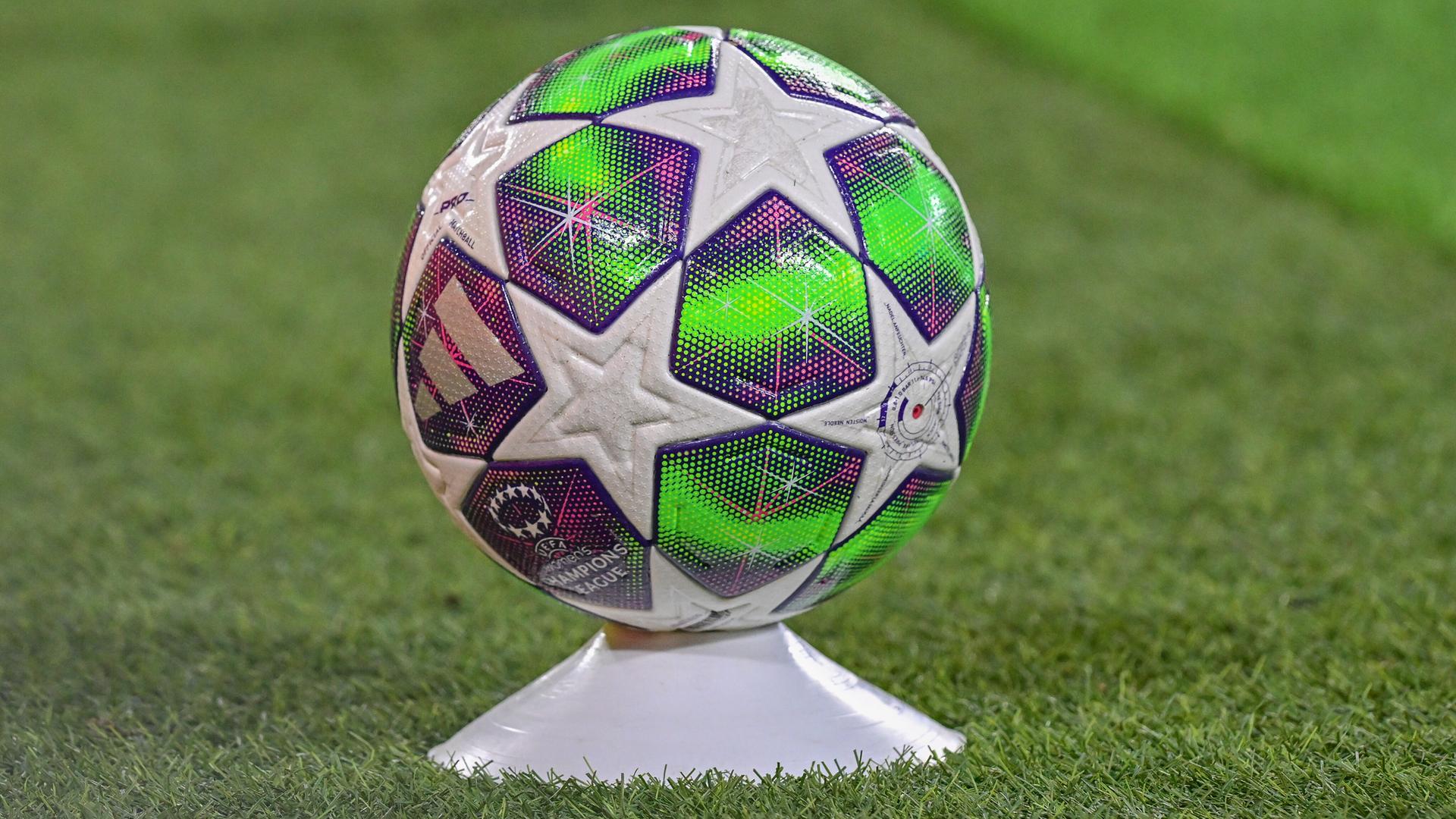 Ball in der Fußball Champions League der Frauen