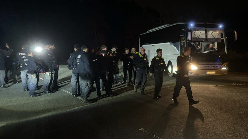 Fans des FC Rot-Weiß Erfurt randalieren in Berlin und verletzen Polizisten