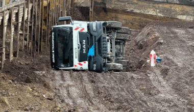 Dortmund: LKW kracht in Baustelle
