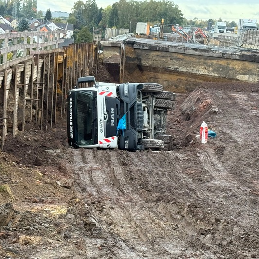 Dortmund: LKW kracht in Baustelle
