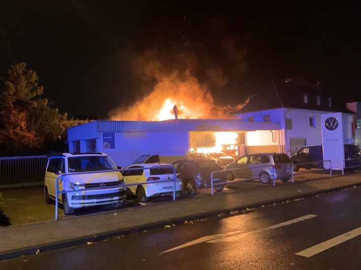 FW-MH: Erstmeldung: Großbrand in Autowerkstatt an der Kölner Straße - Feuerwehr im Großeinsatz