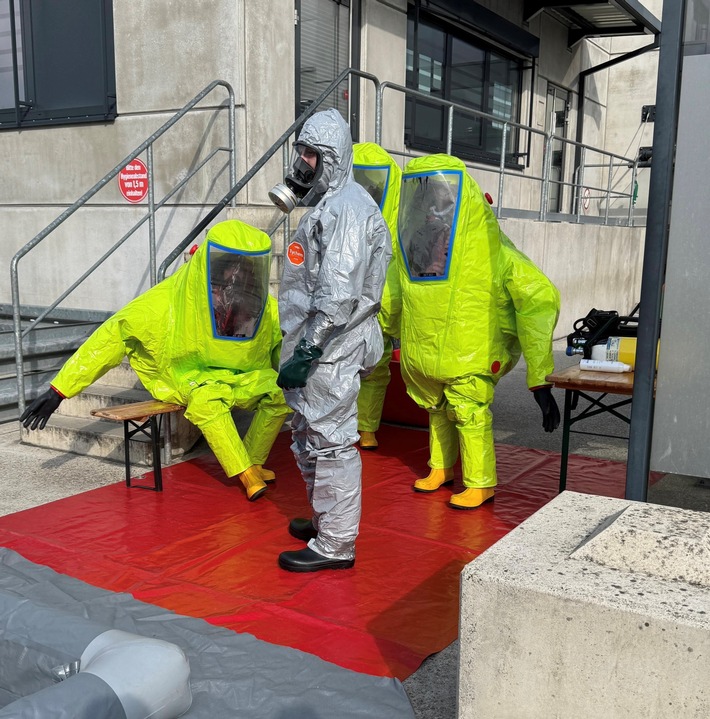 FW-OB: Ammoniakaustritt im Gewerbegebiet Waldteich - umfangreicher Feuerwehreinsatz in Schwarze Heide