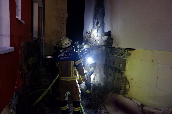 FW Stuttgart: Mülltonnenbrand greift auf Gebäudefassaden über