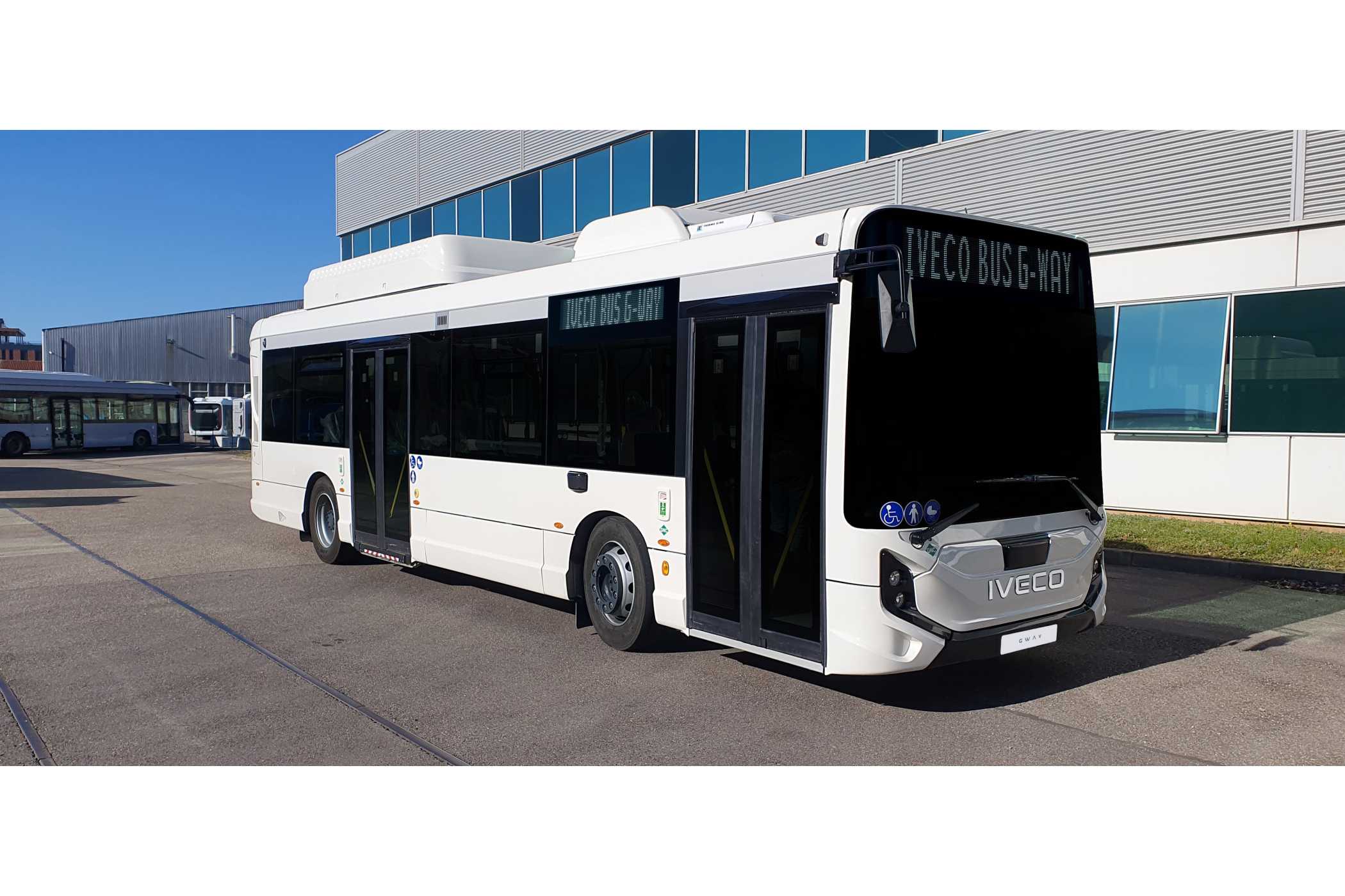 Den G-Way 9,5 m, schmalster biomethankompatibler Midi auf dem Markt, gibt es in 9,5 m oder 10,7 m Länge. Mit seiner Breite von nur 2,33 m bietet er eine hohe Manövrierfähigkeit in schwer zugänglichen Bereichen wie engen Straßen in Innenstädten. (Foto: Iveco Bus)