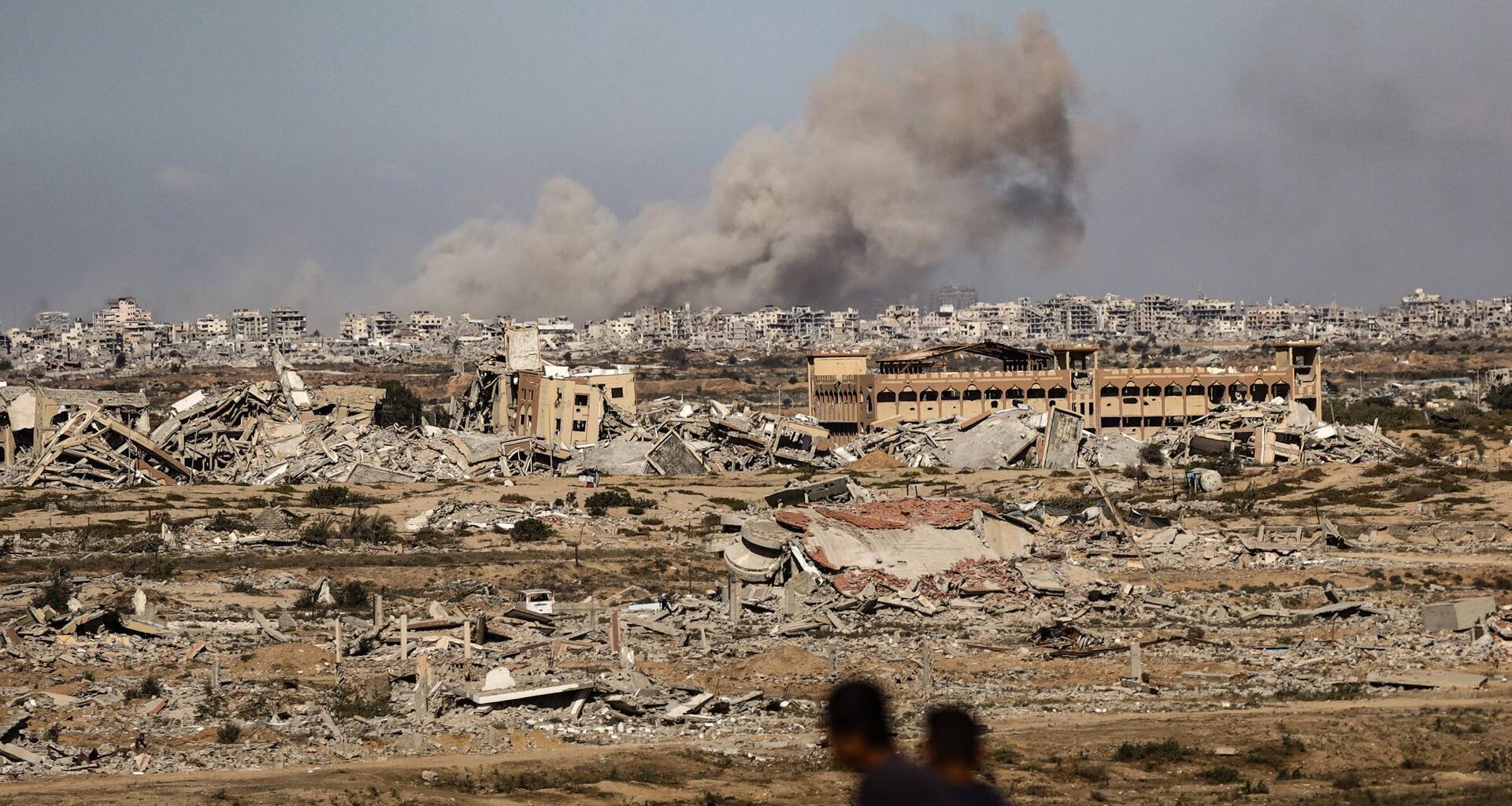 Die zerstörte Stadt Gaza, Rauch steigt auf.