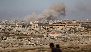 Die zerstörte Stadt Gaza, Rauch steigt auf.