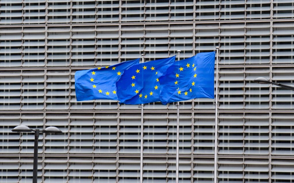 Europa-Flaggen wehen vor dem EU-Kommissionsgebäude in Brüssel