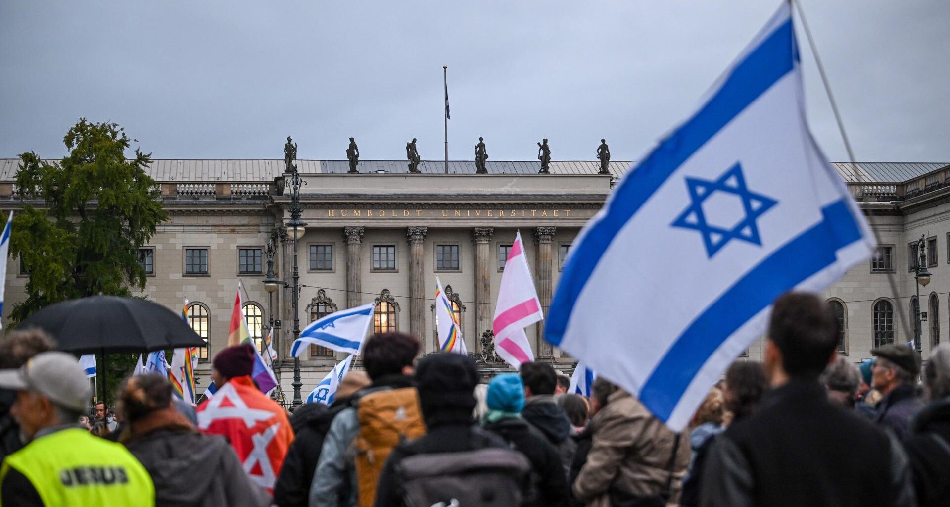 Menschen versammeln sich am Bebelplatz zu einer Mahnwache zum zweiten Jahrestag des Hamas-Angriffs auf Israel.