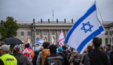 Menschen versammeln sich am Bebelplatz zu einer Mahnwache zum zweiten Jahrestag des Hamas-Angriffs auf Israel.