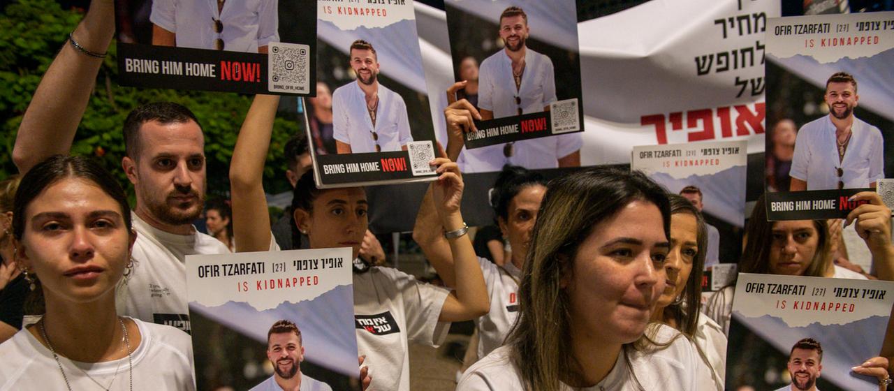 Verwandte und Freunde von Ofir Tzarfati demonstrieren und fordern seine Freilassung. (Archivbild: 04.11.2023) 