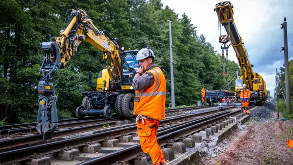 Auf der Bahnstrecke Hamburg-Berlin werden mit schweren Maschinen Gleise erneuert.