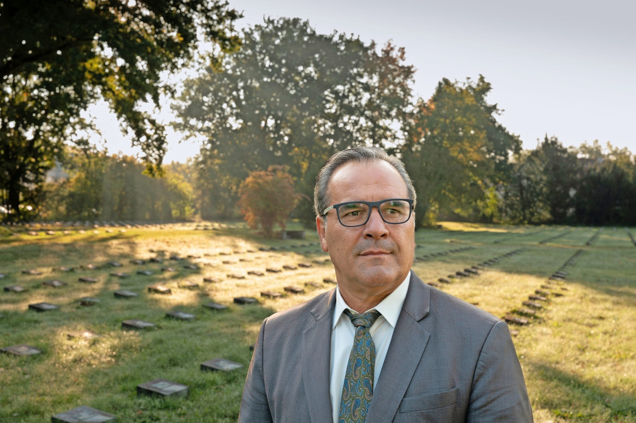 Gennaro Cirillo, Inhaber des Bestattungsunternehmens Agenzia funebre Italiana Pietät Cirillo, auf dem Cimitero di Guerra Italiano, dem Ehrenfriedhof für italienische Kriegsopfer auf dem Gelände des Friedhofs Westhausen