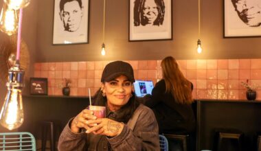 Sängerin mit neuem Café-Konzept in der Saalgasse