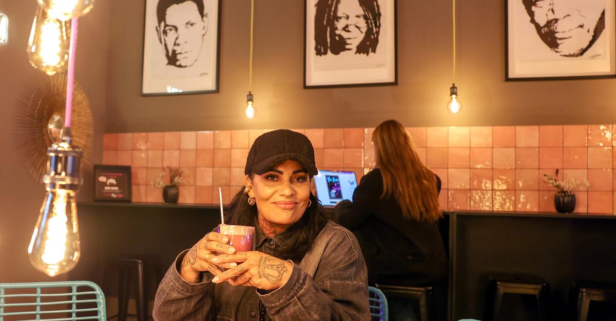 Sängerin mit neuem Café-Konzept in der Saalgasse