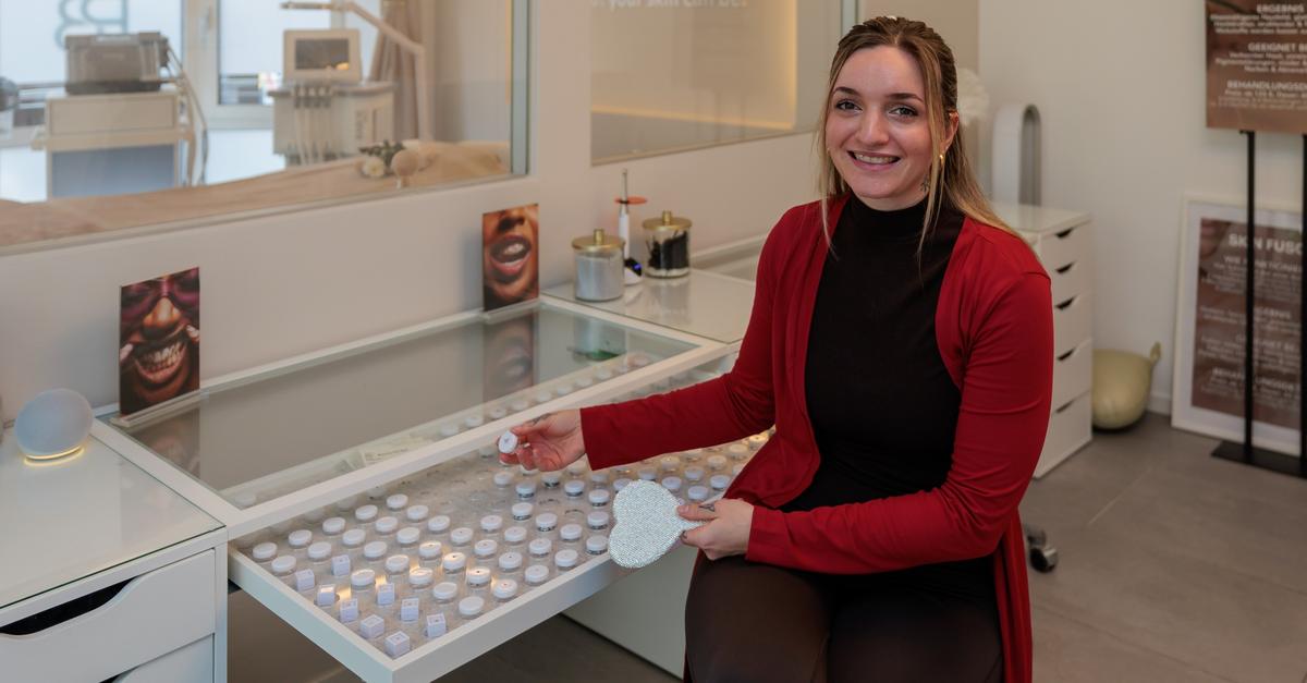 Swarovski-Glanz im Wiesbadener Studio „Pure beauty“