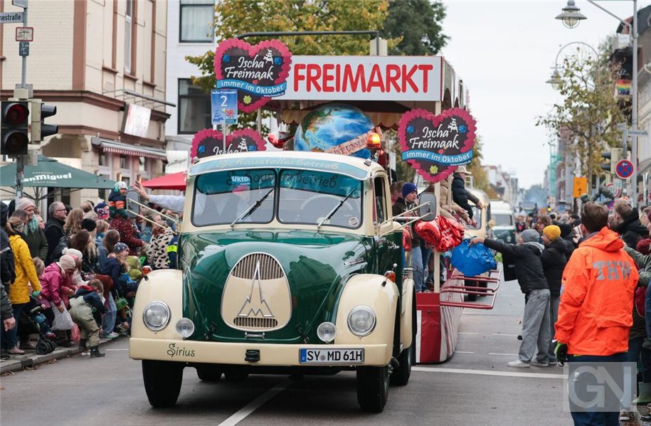 Fünfte Jahreszeit in Bremen – Tausende ziehen zum Freimarkt  Geschmückte Wagen ziehen beim Freimarktsumzug durch die Bremer Neustadt. Foto: Focke Strangmann/dpa