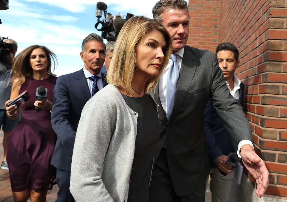 Lori Laughlin erschien oft mit Ehemann Mossimo Giannulli (links hinter ihr) vor Gericht, hier im August 2019.
