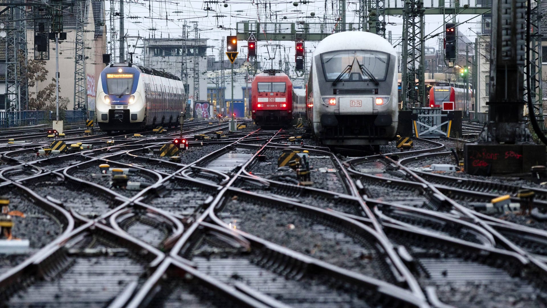 Gleisbett zwischen Kölner Hauptbahnhof und S-Bahn-Haltestelle Hansaring (Symbolfoto): In Großstädten ist der ÖPNV besonders gefragt. Gleisbett zwischen Kölner Hauptbahnhof und S-Bahn-Haltestelle Hansaring (Symbolfoto): In Großstädten ist der ÖPNV besonders gefragt.