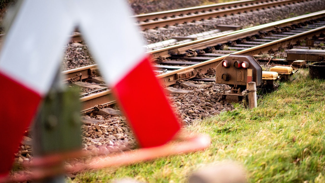 Metronom fährt bei Buchholz in brennenden Ast – Strecke gesperrt