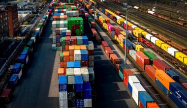 Verzögerte Auswirkungen der US-Zölle - Welthandel dürfte nächstes Jahr deutlich an Fahrt verlieren