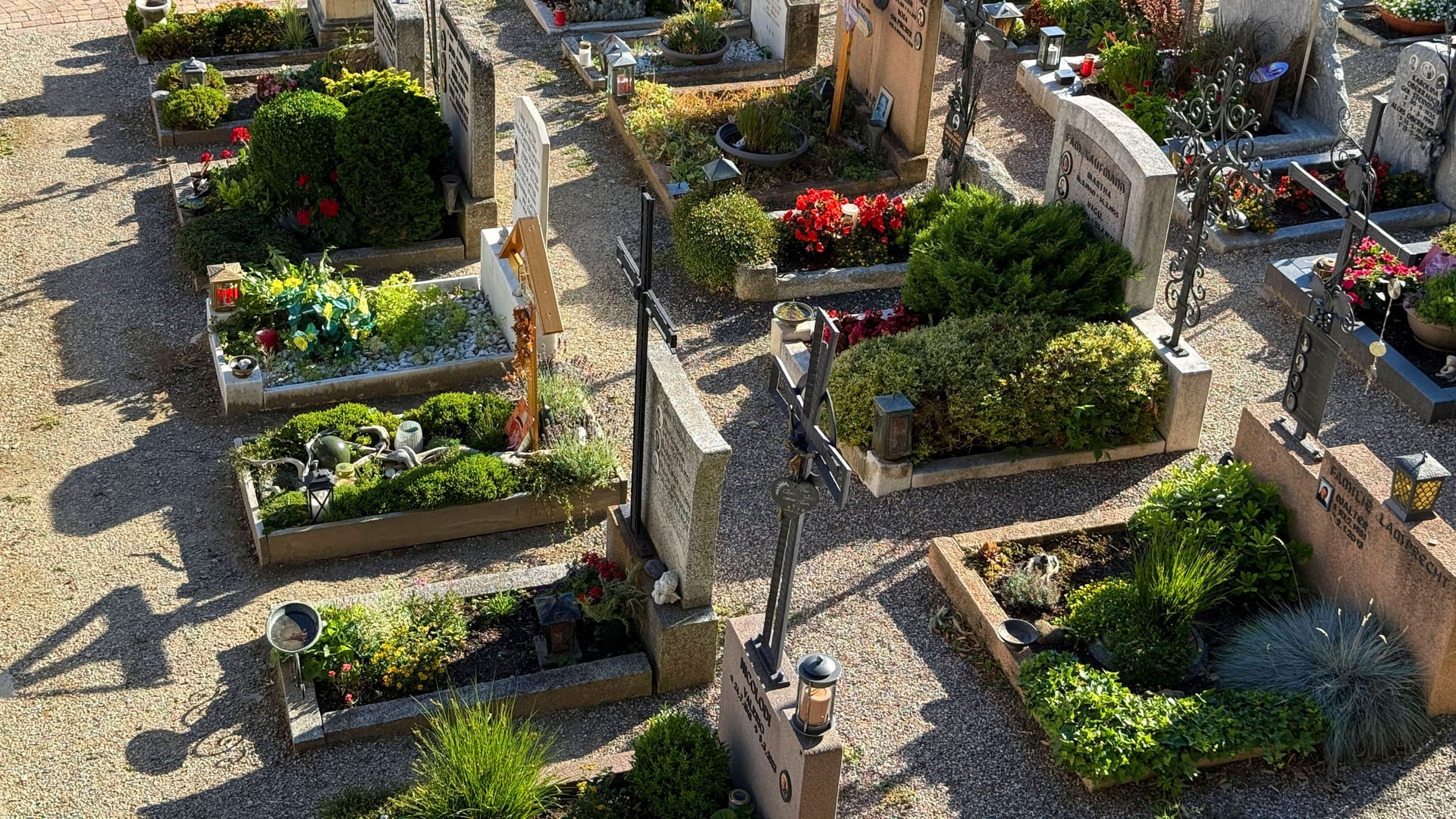 Gräber auf einem Friedhof (Symbolbild): Der Sieker Friedhof stoppt mit sofortiger Wirkung weitere Bestattungen. Gräber auf einem Friedhof (Symbolbild): Der Sieker Friedhof stoppt mit sofortiger Wirkung weitere Bestattungen.