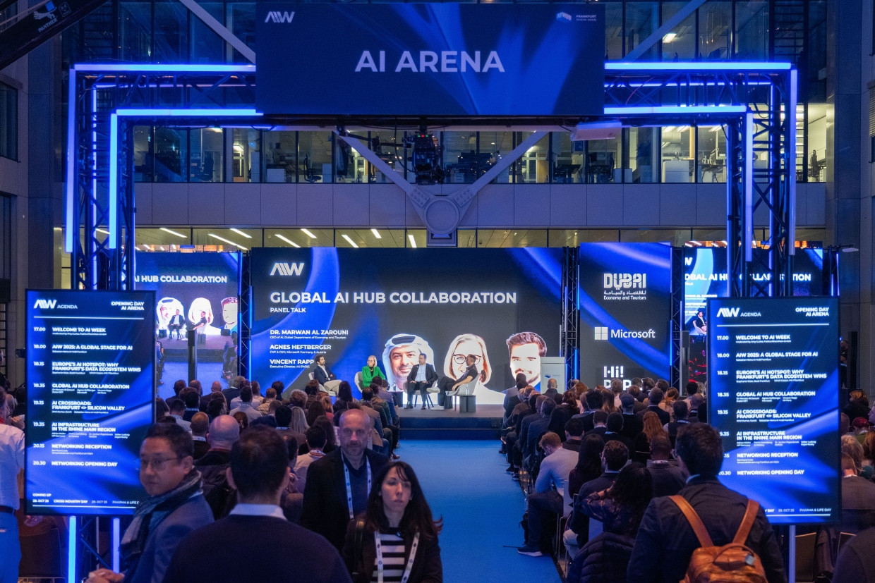 Große LED-Wände: Bei einem Panel diskutierte Sebastian Heinz mit Marwan Al Zarouni, Agnes Heftberger und Vincent Rapp über internationale Kooperation.