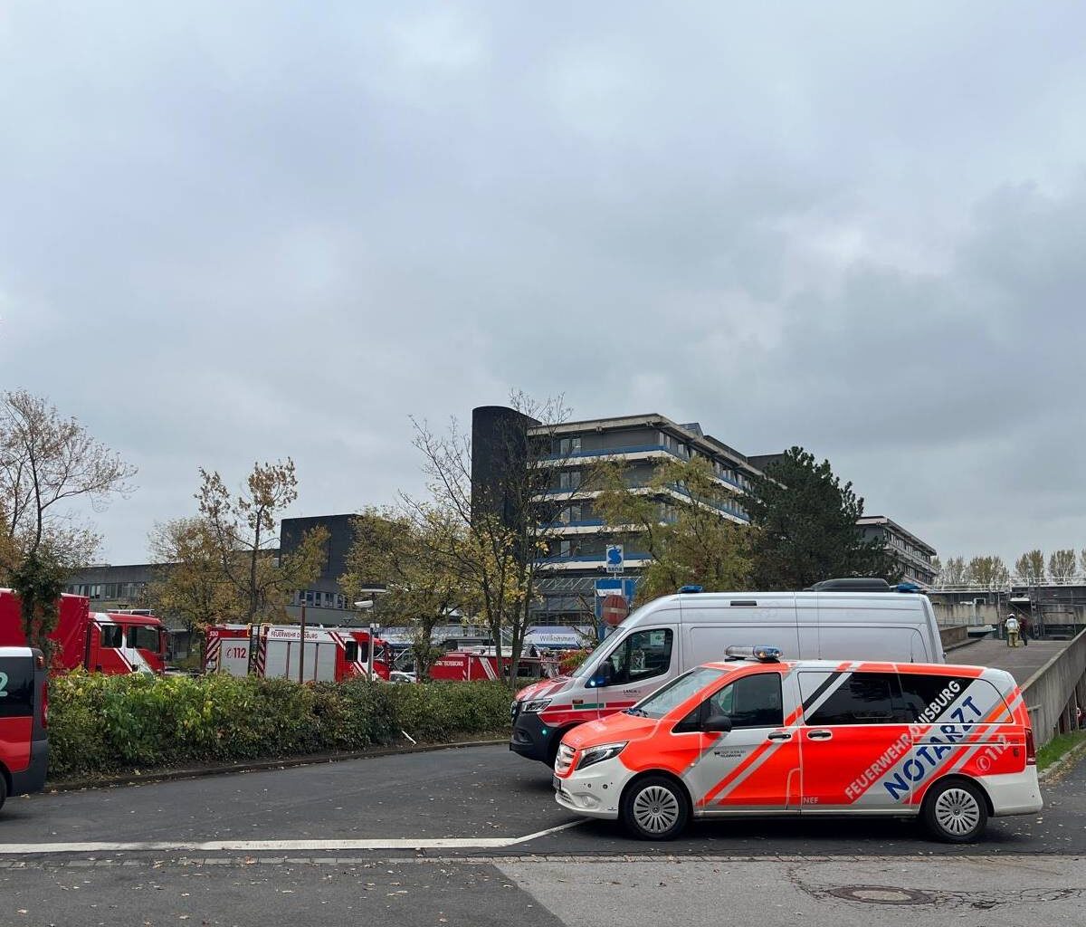 Großeinsatz am Kalkweg: Klinikum wegen möglichem Substanzaustritt gesperrt
