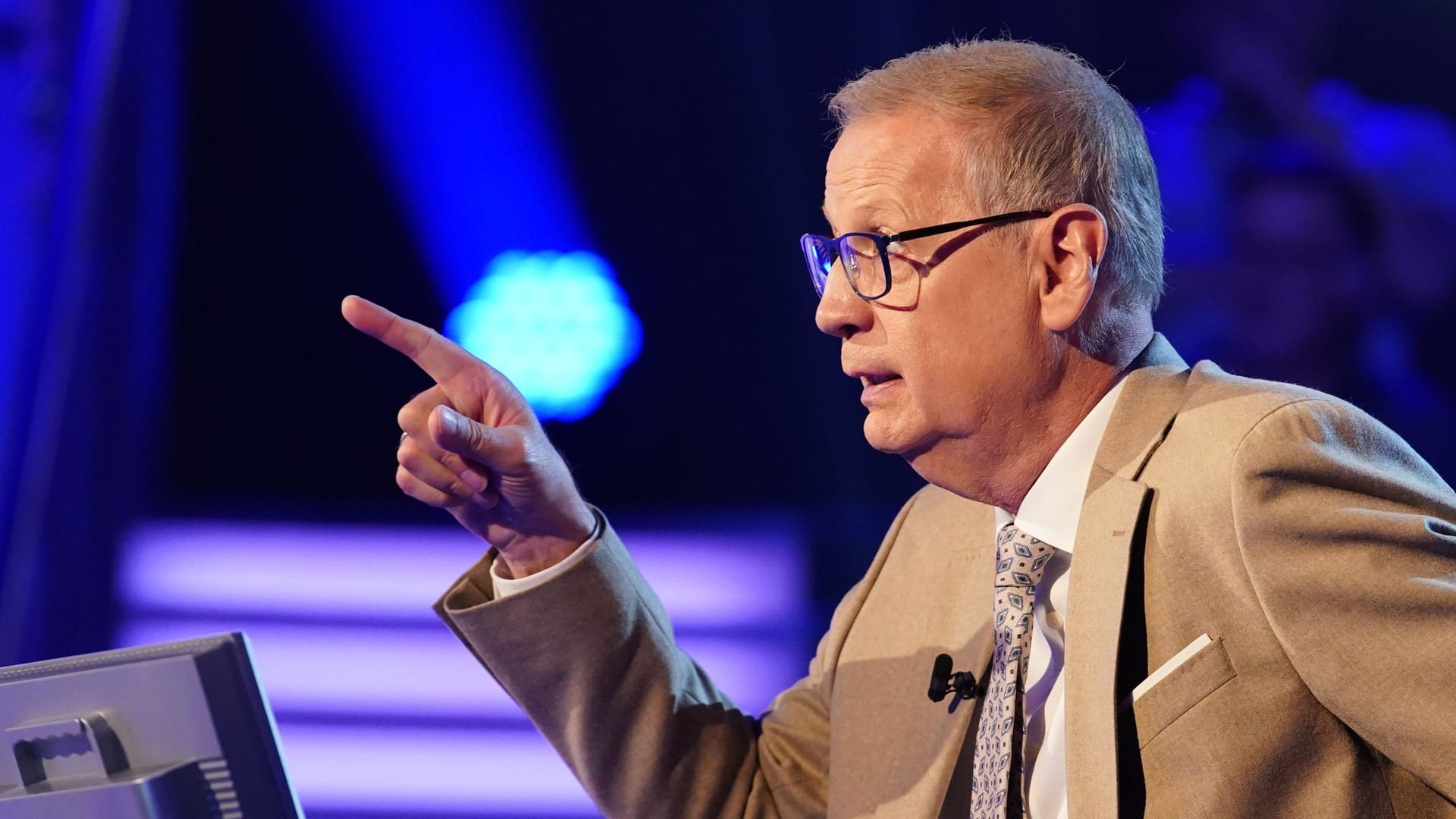 Günther Jauch in seiner RTL-Sendung: Sein Quizkandidat aus dem Kölner Umland sorgte mit seinen Anekdoten und Zweifeln für Lacher. Günther Jauch in seiner RTL-Sendung: Sein Quizkandidat aus dem Kölner Umland sorgte mit seinen Anekdoten und Zweifeln für Lacher.