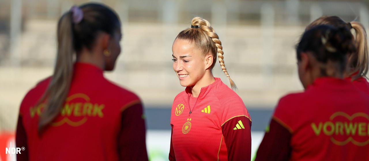 Giulia Gwinn (Mitte) bei der Nationalmannschaft