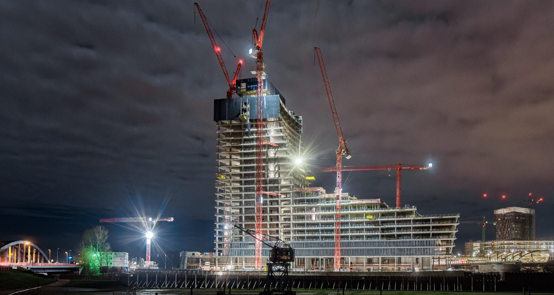 Der Elbtower bei Nacht. Er soll mit 244,80 Meter Höhe das dritthöchste Hochhaus Deutschlands werden. Zur Zeit besteht wegen Zahlungsschwierigkeiten ein Baustopp.