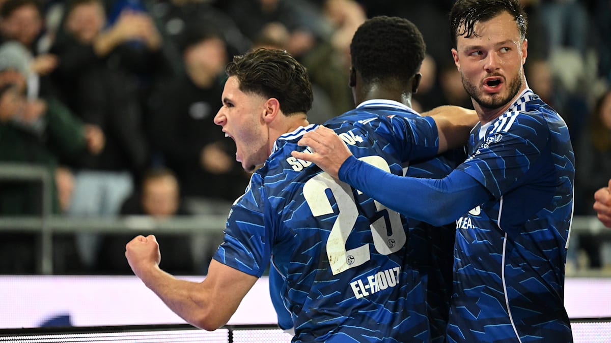 2. Liga: Schalke triumphiert im turbulenten Topspiel bei Hannover – und ist Tabellenführer