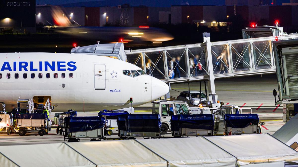 Flugzeug mit Afghanen an Bord soll in Hannover gelandet sein