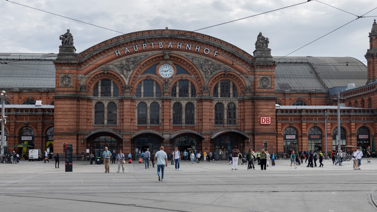 Bremer Hauptbahnhof am Abend komplett für Zugverkehr gesperrt