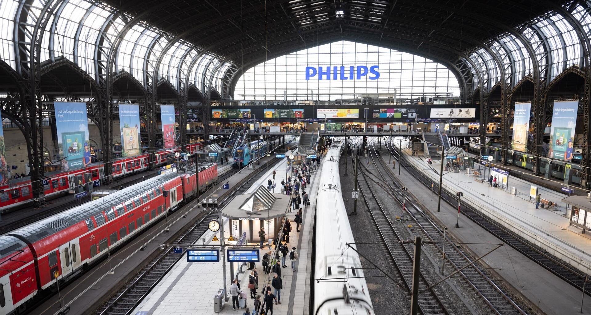 Reisende warten am Hauptbahnhof auf einen ICE der Deutschen Bahn.