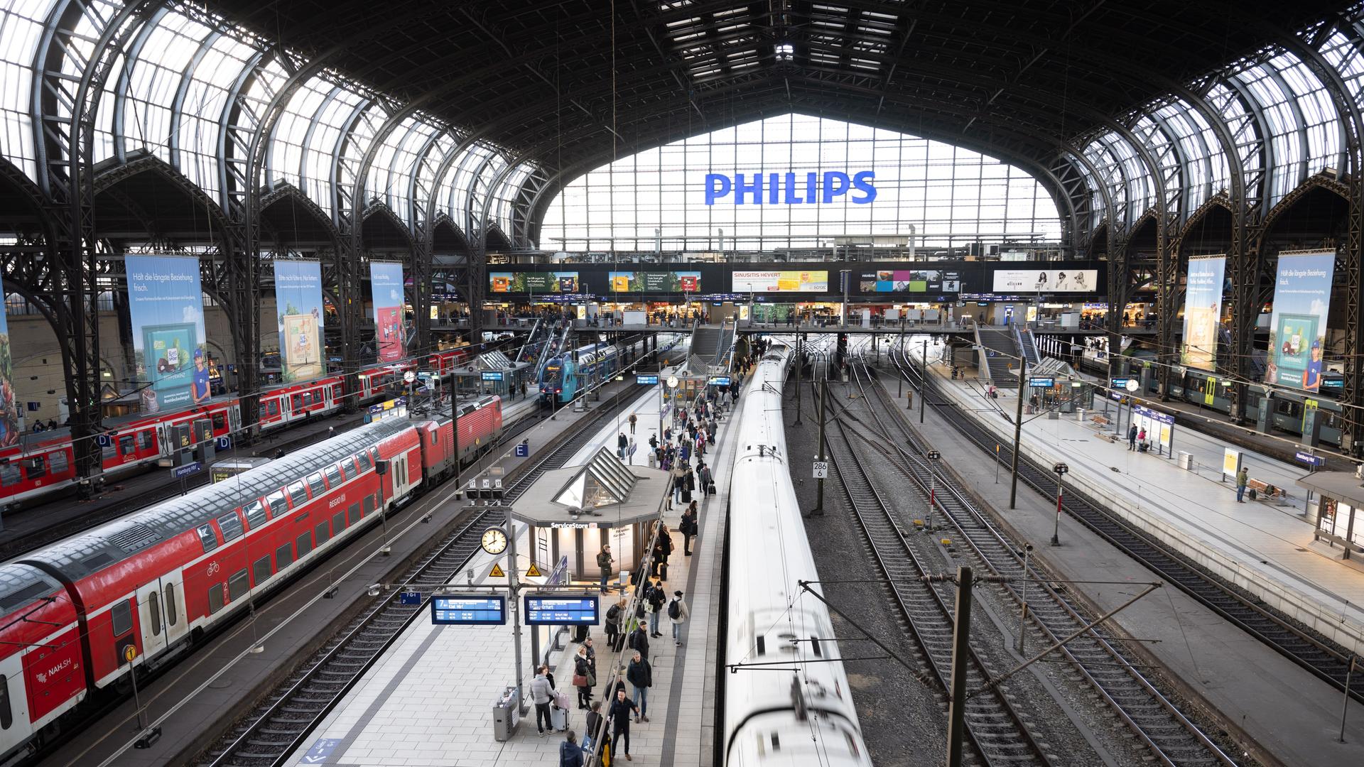Reisende warten am Hauptbahnhof auf einen ICE der Deutschen Bahn. 