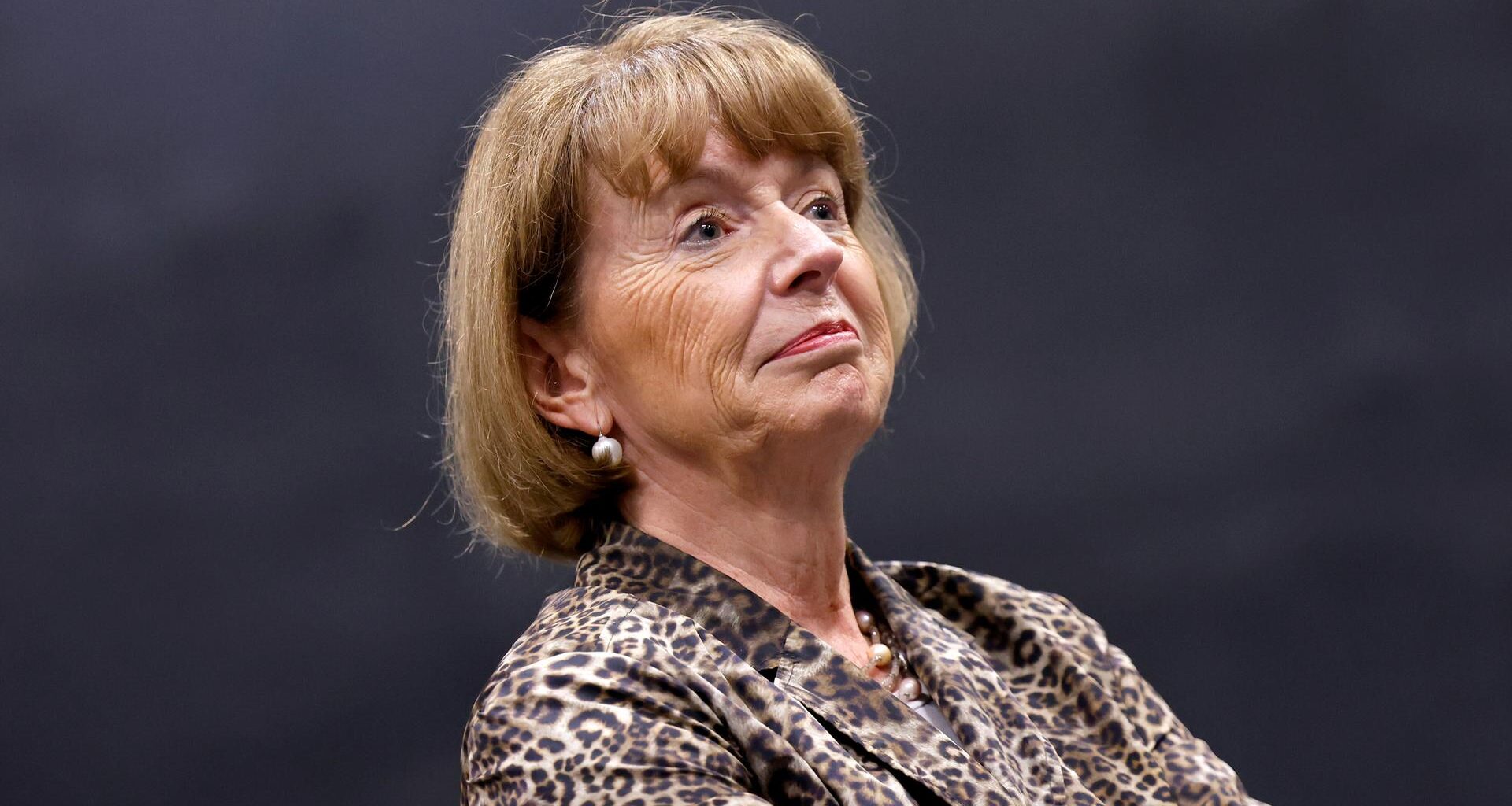 Kölns Oberbürgermeisterin Henriette Reker steht im September 2025 bei einer Veranstaltung mit Wahlhelfern vor einem dunklen Hintergrund.