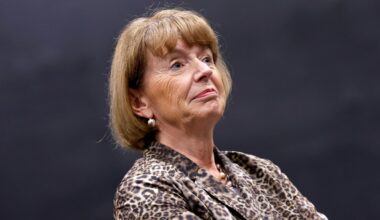 Kölns Oberbürgermeisterin Henriette Reker steht im September 2025 bei einer Veranstaltung mit Wahlhelfern vor einem dunklen Hintergrund.