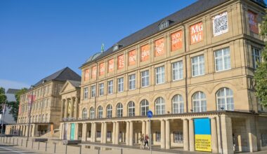 Die Frontfassade des Hessisches Landesmuseum für Kunst und Natur in Wiesbaden mit klassizistischem Einbgangsportal und zwei Seitenflügeln.